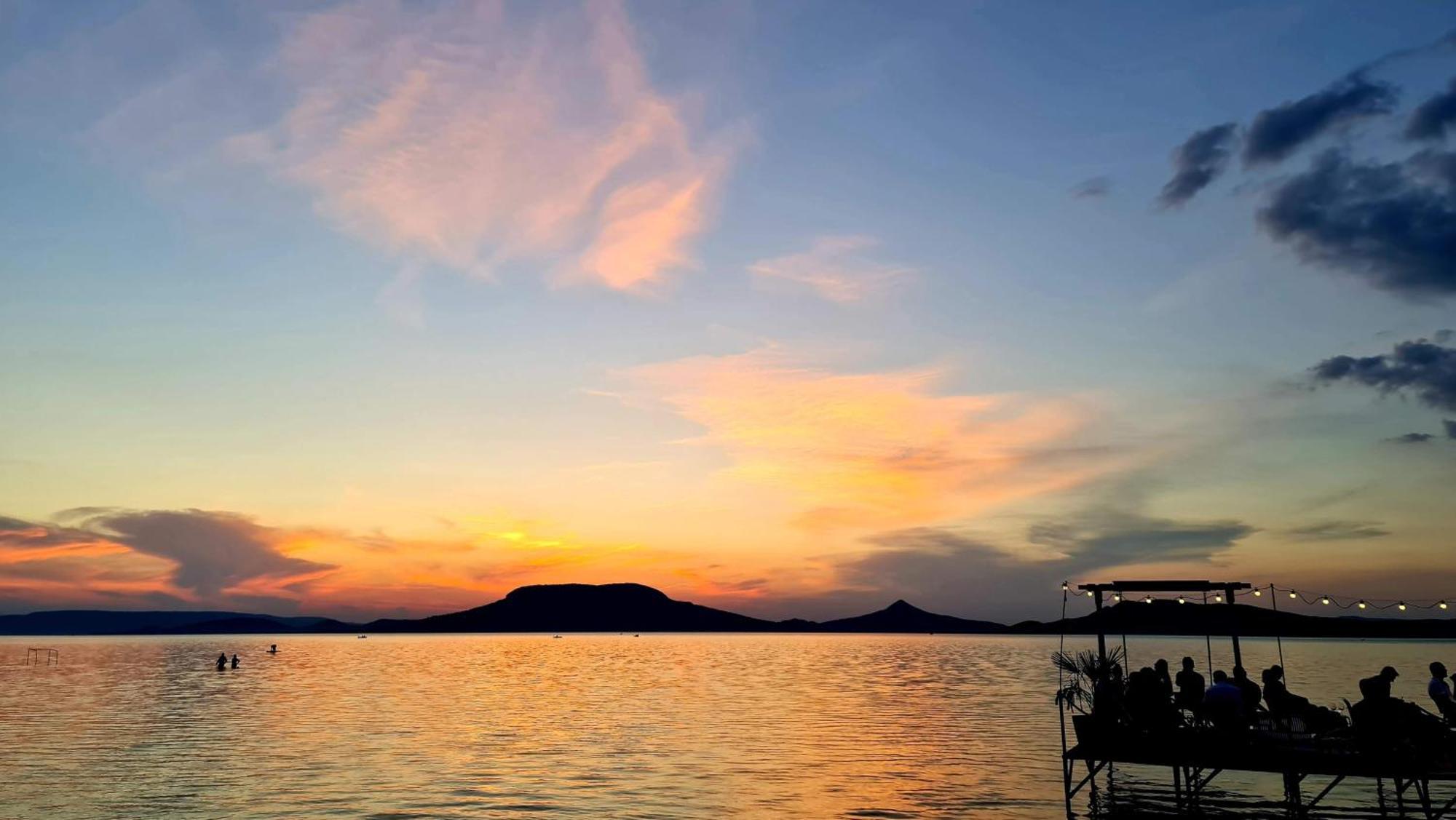Sunset Resort - Lakeside Apartment Fonyod Ngoại thất bức ảnh